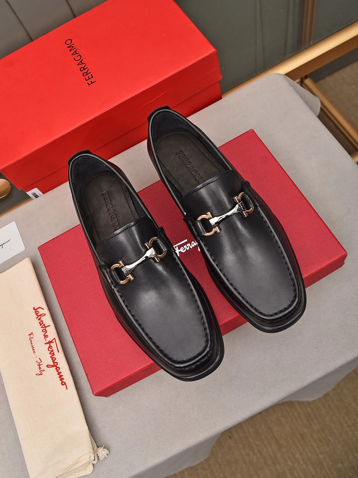 Men's shoes 💰: 500 Brand: Ferragamo Size: Men's size 38/44 (45 can be customized) Grade: Same style as the official website High-end quality men's shoes Material: Original first-layer calfskin Water-dyed cowhide lining Original outsole Style categories: Men's fashionable formal business casual leather shoes Slip-on men's shoes high-top series Young fashion European and American trends British style Casual matching Comfortable feet